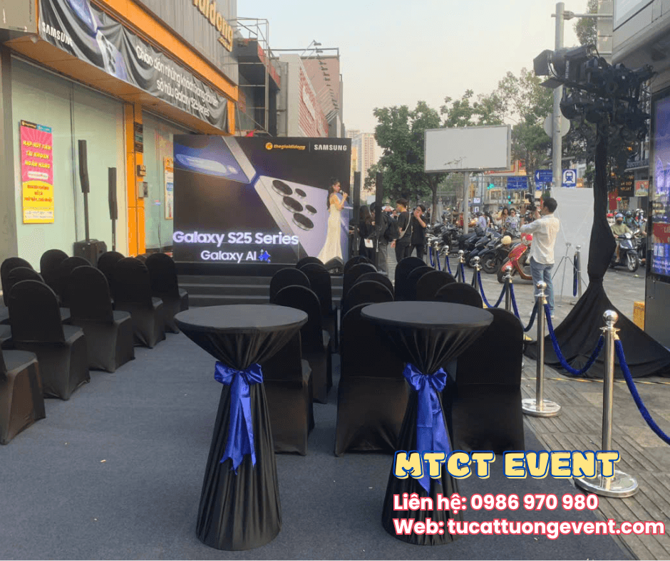 Bàn bar 1m05 có khăn + nơ 2